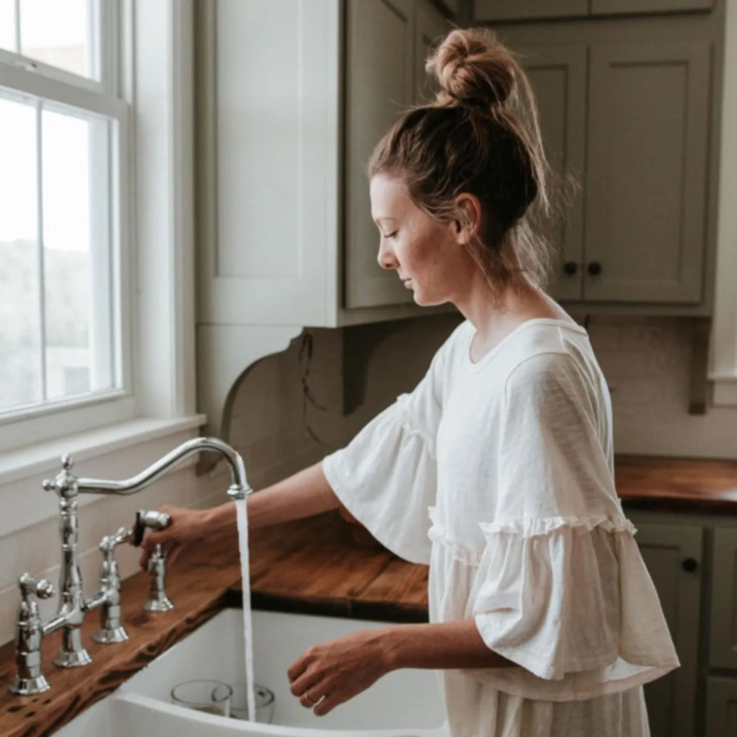 Kingston Brass Heritage 8-Inch Bridge Kitchen Faucet with Brass Sprayer