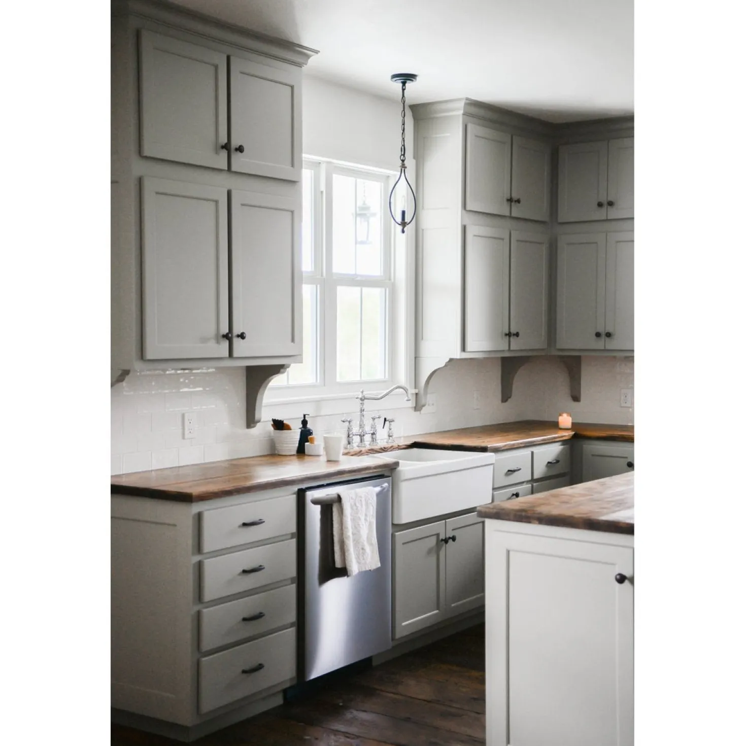 Kingston Brass Heritage 8-Inch Bridge Kitchen Faucet with Brass Sprayer