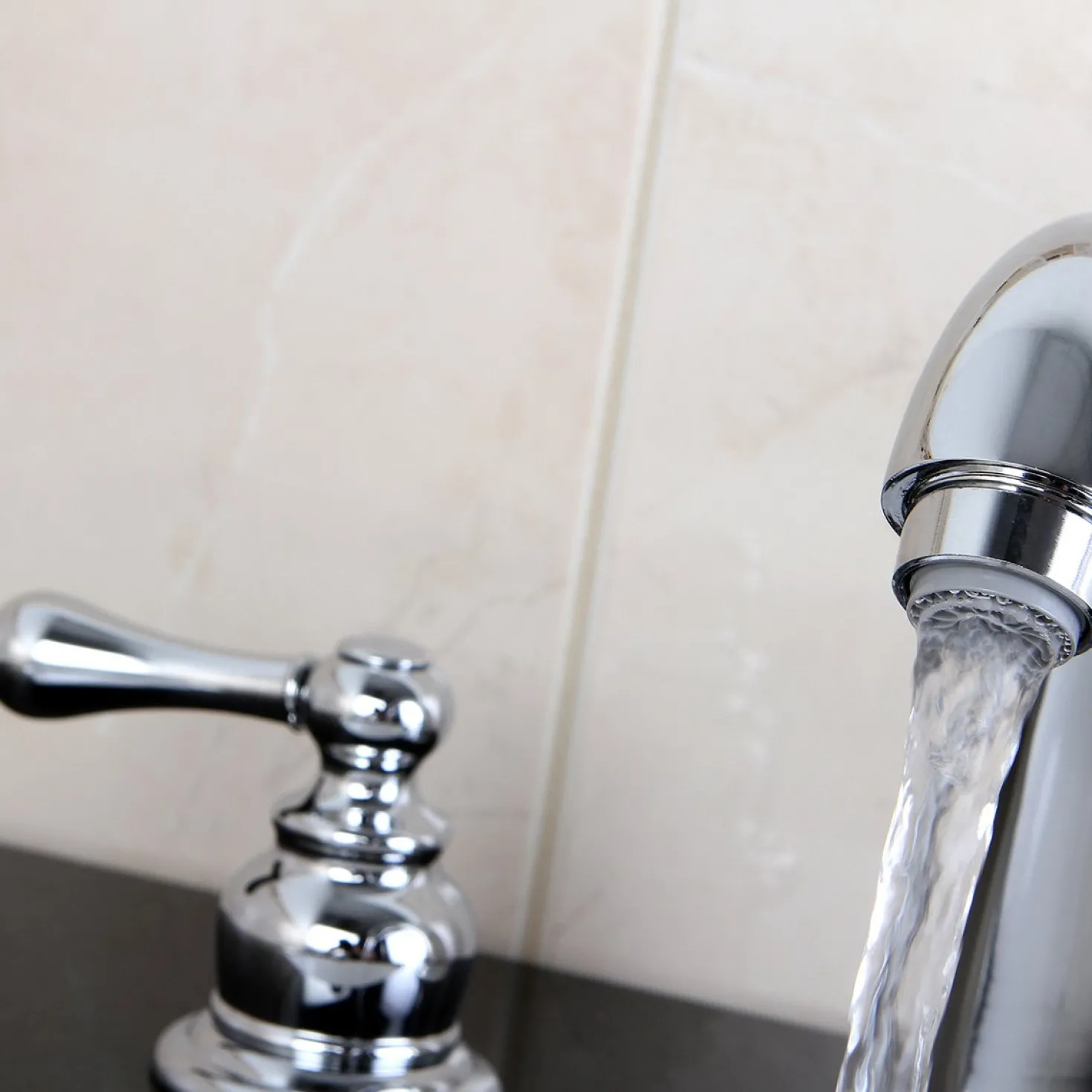 Kingston Brass Victorian 2-Handle 8-Inch Widespread Bathroom Faucet
