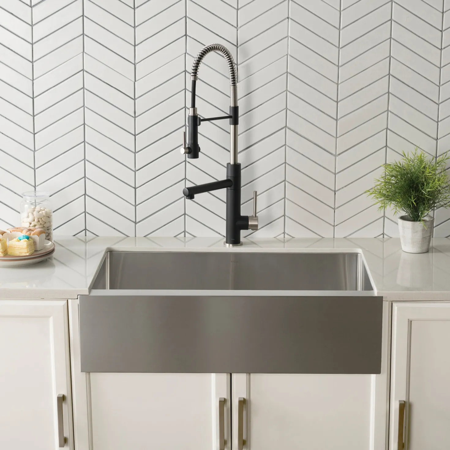 KRAUS 33" Modern Flat Front Farmhouse Stainless Steel Kitchen Sink with Off Center Drain