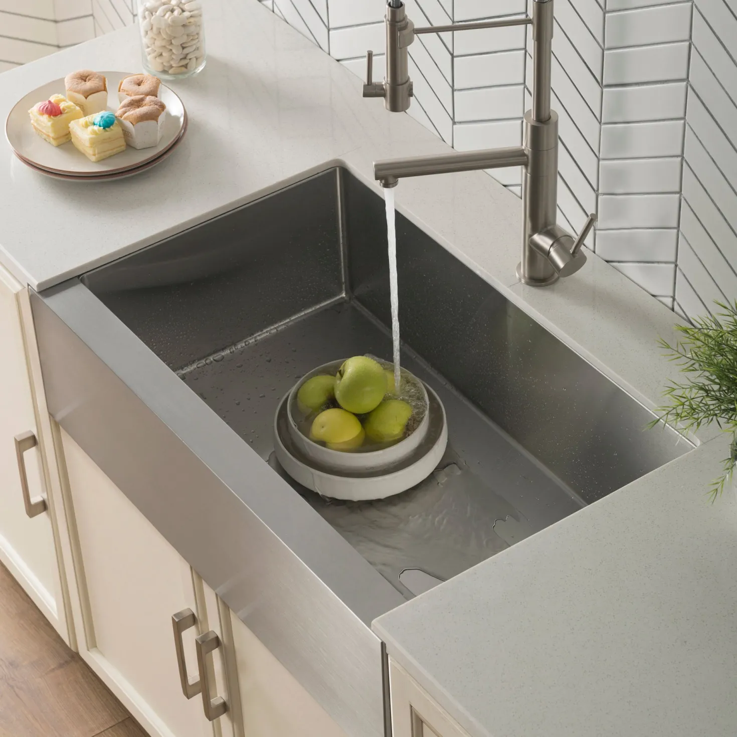 KRAUS 33" Modern Flat Front Farmhouse Stainless Steel Kitchen Sink with Off Center Drain