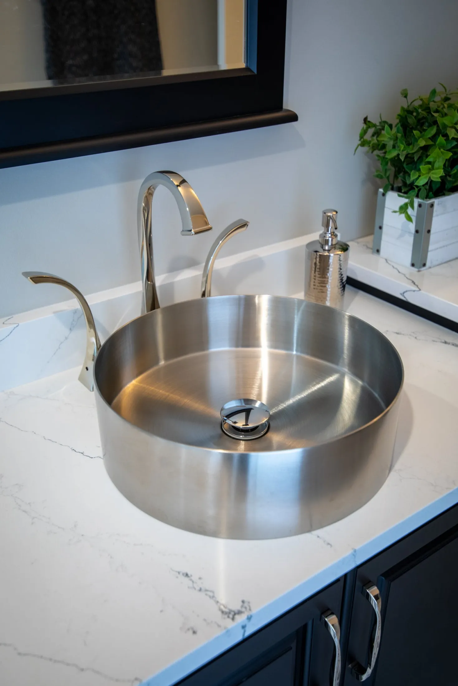 15" Round Stainless Steel Bathroom Vessel Sink with Drain in Silver