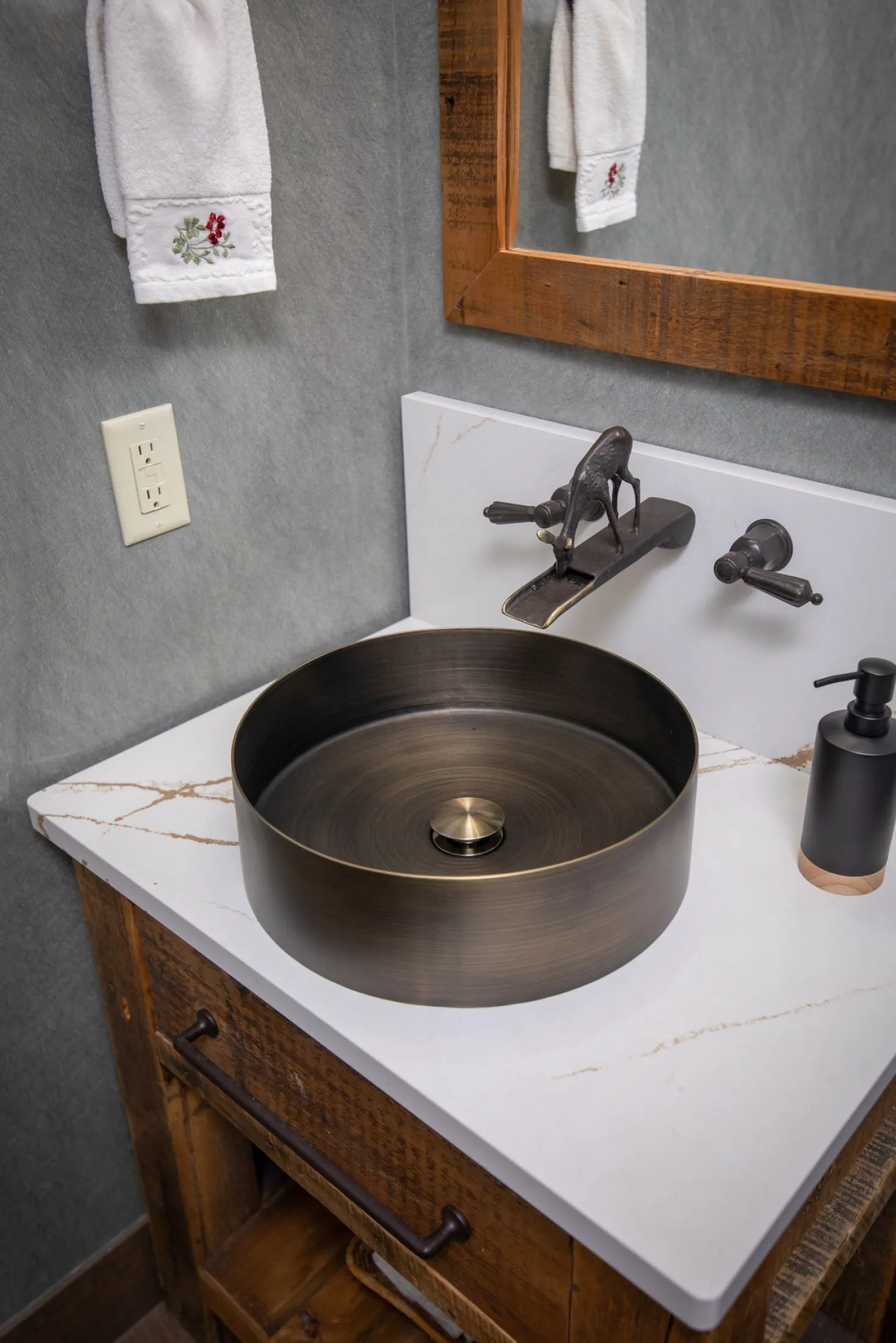 15" Round Stainless Steel Bathroom Vessel Sink with Drain in Antique Gold