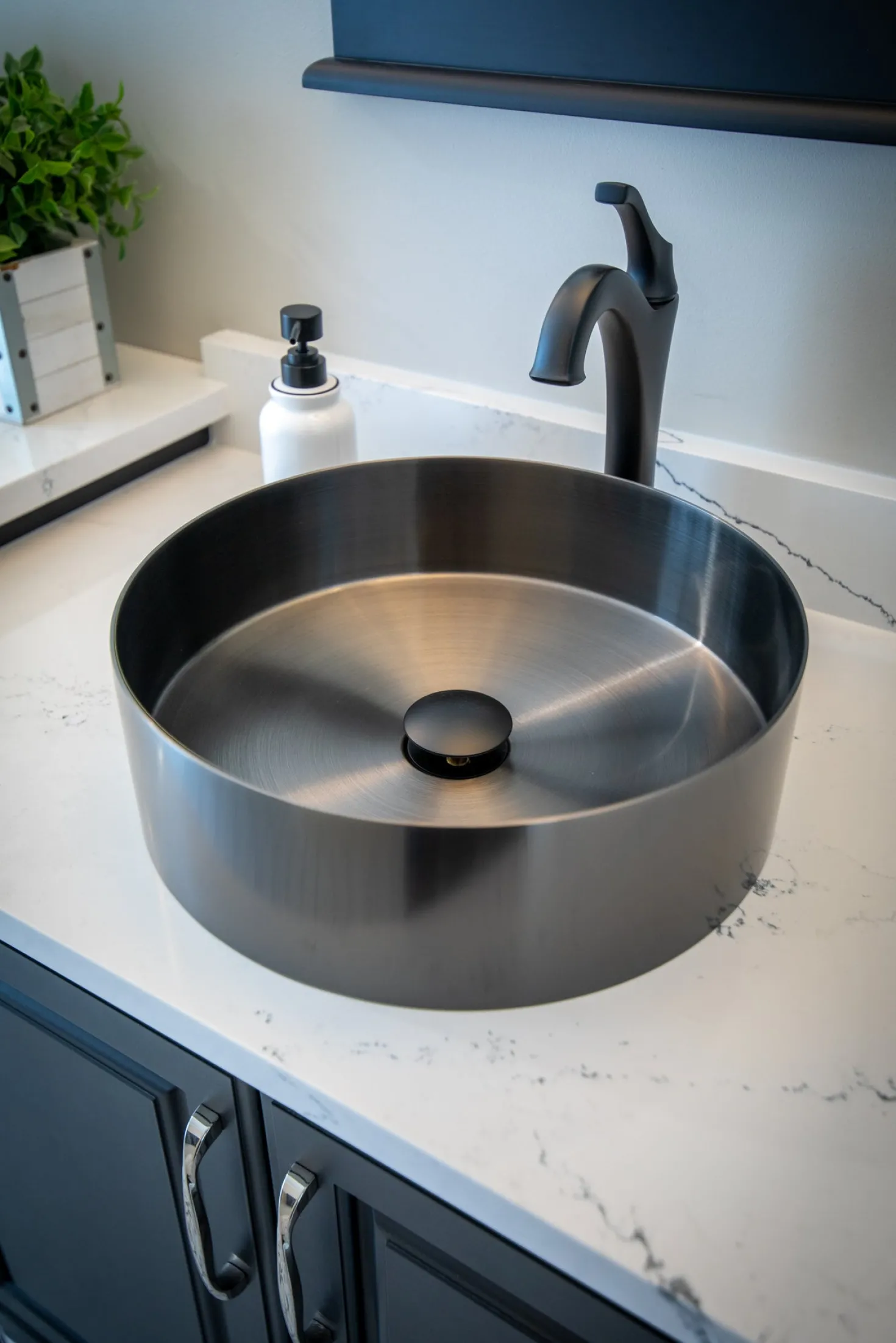 15" Round Stainless Steel Bathroom Vessel Sink with Drain in Black