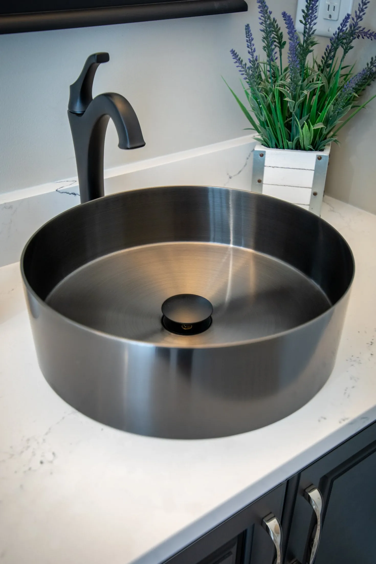 15" Round Stainless Steel Bathroom Vessel Sink with Drain in Black